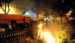 Turkijos policija &scaron;e&scaron;tadienį su a&scaron;arinėmis dujomis ir vandens patrankomis &scaron;turmavo Stambulo Gezi parką.
