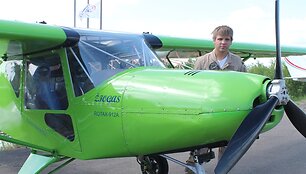 Panevėžio aeroklubo Lauryno Griauzdės atskraidintas linksmai žalias &bdquo;Žiogas&ldquo;.