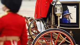 Londone surengtas karinis paradas karalienės Elizabeth II gimtadienio proga