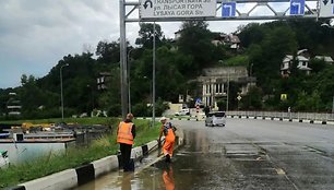 Potvynio Sočyje pasekmės: nuskendę automobiliai, daug avarijų