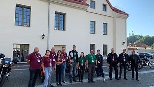 VSAT pareigūnai i&scaron; Vilniaus pasienio rinktinės, Aviacijos valdybos, Pasieniečių mokyklos ir kolegomis i&scaron; policijos startavo į intelektualų pažinimo ralį. Juos i&scaron;lydėjo kunigas Algirdas Toliatas.