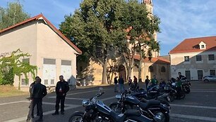 VSAT pareigūnai i&scaron; Vilniaus pasienio rinktinės, Aviacijos valdybos, Pasieniečių mokyklos ir kolegomis i&scaron; policijos startavo į intelektualų pažinimo ralį. Juos i&scaron;lydėjo kunigas Algirdas Toliatas.