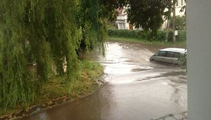 Skaitytojų nuotraukos: penktadienio liūtis Vilniuje, Žvėryne