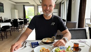 Keliautojas Karolis Mieliauskas motociklu i&scaron;važiavo į vietą, kur baigiasi žemė