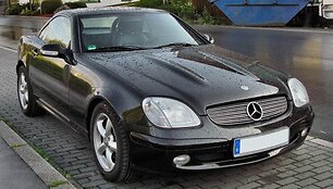 Mercedes-Benz SLK320 &ndash; labai artimas Crossfire giminaitis. (M 93, Wikimedia)