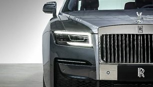 Šiuolaikiniai Rolls-Royce automobiliai turi lengvai paslepiamas skulptūrėles. (Gamintojo nuotrauka)