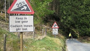 Perspėjimas apie labai stačią įkalnę Velse. Vairuotojų pra&scaron;oma pasirinkti žemesnę pavarą. (John Spooner, Wikimedia(CC BY 2.0)