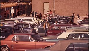 JAV mokyklos stovėjimo aik&scaron;telė 1973 metais. Toli mokinių automobilių fone matomi mokykliniai autobusai. (Yoichi R., Wikimedia)