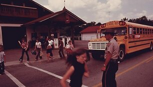 Mokyklinis autobusas paleidžia mokinius, 1975 metai. (Stephenson, Al, Wikimedia)
