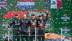 F1 Meksikos GP: M.Verstappenas, L.Hamiltonas ir S.Perezas.