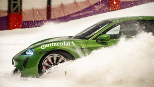 Metų automobilis: bandymai bekelės trasoje „Snow arenoje“