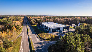 Sustingus naujų automobilių rinkai, atidarė stadiono dydžio naudotų „Toyota“ automobilių centrą Vilniuje