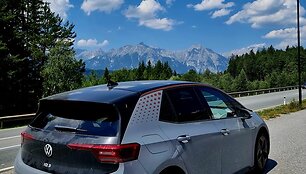 Matīss Zemītis elektromobiliu leidosi į kelionę po pietų Italiją