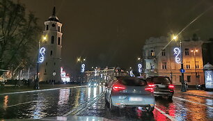 Eismas prie Vilniaus Katedros aik&scaron;tės, kurioje miestiečius džiugina Kalėdų eglutė