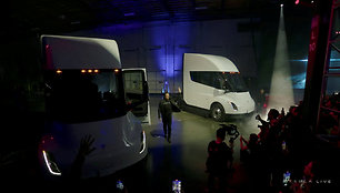 Elonas Muskas pristatė elektrinį vilkiką „Tesla Semi“