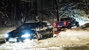 Pusnyse įstrigusių automobilių gelbėjimo akcija