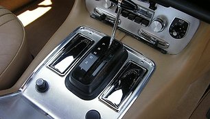 1970-ųjų Jaguar XJ6 automatinės transmisijos svirtis. (The Car Spy, Wikimedia(CC BY 2.0)