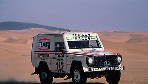Belgo Jacky Ickxo vairuojamas Mercedes-Benz 280 GE dykumoje 1983 metais. (Daimler nuotrauka)