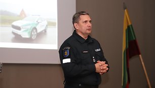 Kauno rajono policija važinės elektromobiliu Škoda Enyaq