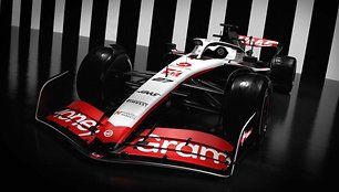 F1 komanda „MoneyGram Haas“ pirmoji pristatė 2023 m. automobilio VF-23 dizainą