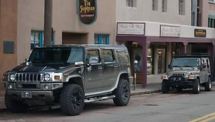 Hummer H3 ir Jeep Wrangler, abu su 7 plyšių grotelėmis. (Greg Gjerdingen, Wikimedia (CC BY 2.0)