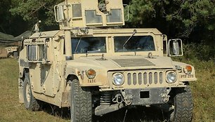 Humvee (oficialiai – HMMWV). Gerai įsižiūrėję ir šio karinio visureigio veide išvysite originalaus Jeep genų. (Pfc. Caleb Foreman, Wikimedia)