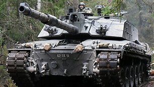 Briti&scaron;kas Challenger 2. Gerai įsižiūrėję net &scaron;ioje nuotraukoje pamatysite graižtvas. (Cpl Rigg/MOD, Wikimedia (OGL v1.0)