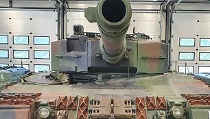 Leopard 2 120 mm pabūklas. Be jokių graižtvų.