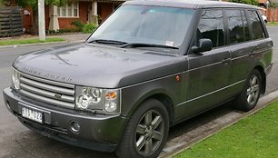 2002-ųjų Range Rover Australijoje. Kai kurie visureigiai žibintų valytuvus išlaikė ilgiau. Be to, šis pavyzdys rodo, kad žibintų valytuvai nebuvo skirti tik žiemoms. (OSX, Wikimedia)