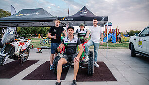 A.Gelažninko mokiniai Modestas Siliūnas ir Gediminas &Scaron;atkus su Laisvydu Kanciumi Abu Dhabi Desert Challenge