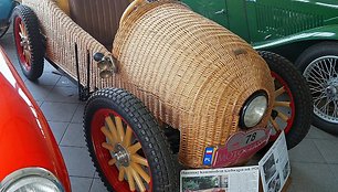 Lenktyninis Hanomag 2/10 PS su pintu kėbulu. (flyz1, Wikimedia(CC BY-SA 3.0)