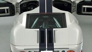 Atvertos plačiai Ford GT durelės i&scaron; tikrųjų palengvina įlipimą. (Gamintojo nuotrauka)