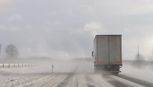 Keliuose siautėja stiprus vėjas, sniegu dengiantis net automagistrales