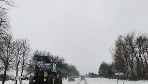 Keliuose siautėja stiprus vėjas, sniegu dengiantis net automagistrales