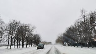 Keliuose siautėja stiprus vėjas, sniegu dengiantis net automagistrales