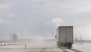 Keliuose siautėja stiprus vėjas, sniegu dengiantis net automagistrales