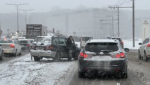 Penktadienio vakarą sugrįžus žiemai Vilniuje kilo spūstys