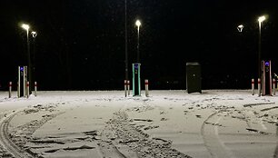 Trispalve mirgančios elektromobilių įkrovimo stotelės sulaukė netikėtos reakcijos