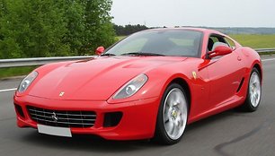 Ferrari 599 Fiorano. Tikrai gražus automobilis, bet jau su daug aukštesne kapoto linija. (Sovxx, Wikimedia (CC BY-SA 3.0)