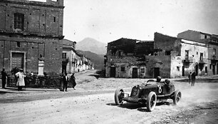 Luigi Fagioli 1928-ųjų Targa Floria i&scaron;tvermės lenktynėse. &Scaron;alia vairuotojo matomas mechanikas &ndash; tais laikais antras ekipažo narys buvo būtinas techninei bolido būklei palaikyti. (Agence de presse Meurisse, Wikimedia)