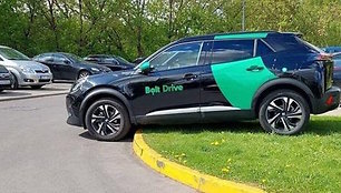 Bolt Drive automobilis, paliktas ant žolės