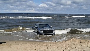Pikapas Dodge Ram Baltijos jūroje