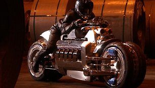 Vairuotojo padėtis ant Dodge Tomahawk. Tai tikrai nėra ergonomiškas daiktas, bet tokia padėtis turi priminti traukos lenktynių motociklus (Gamintojo nuotrauka)