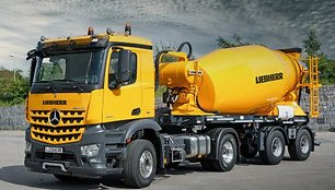 Liebherr hidraulinė betono maišyklė and Mercedes-Benz sunkvežimio bazės. (Liebherr nuotrauka)