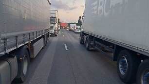 Sunkiai suvaldoma spūstis kelyje A10 (Via Baltica) netoli Pasvalio