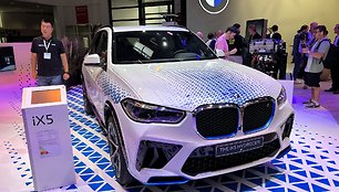 Vandeniliu varomas BMW iX5 Hydrogen Miuncheno IAA parodoje