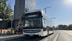 Vilniuje bandomas vandeniliu varomas autobusas „Toyota Caetano“
