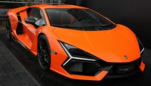 Lamborghini Revuelto turi labai plačias 355 mm pločio galines padangas. (MrWalkr, Wikimedia (CC BY-SA 4.0)