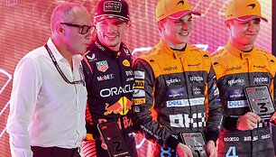Kataro F1 sprinto podiumas: Stefano Domenicali, Maxas Verstappenas, Oscaras Piastris, Lando Norrisas