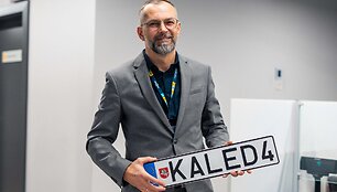 Senelis Kalėda gavo vardinius numerius ir persėdo į naują automobilį